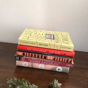 - Book bundle t a b l e  top  decor